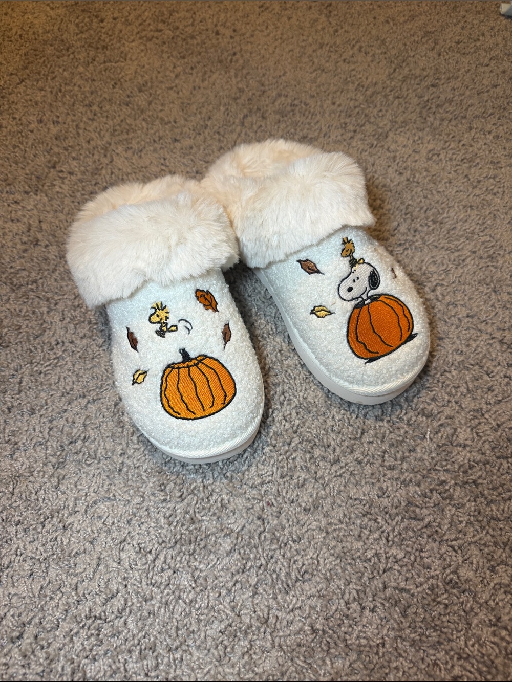 American Eagle Outfitters Cream Fuzzy Slip-On Slippers with Pumpkin & Snoopy